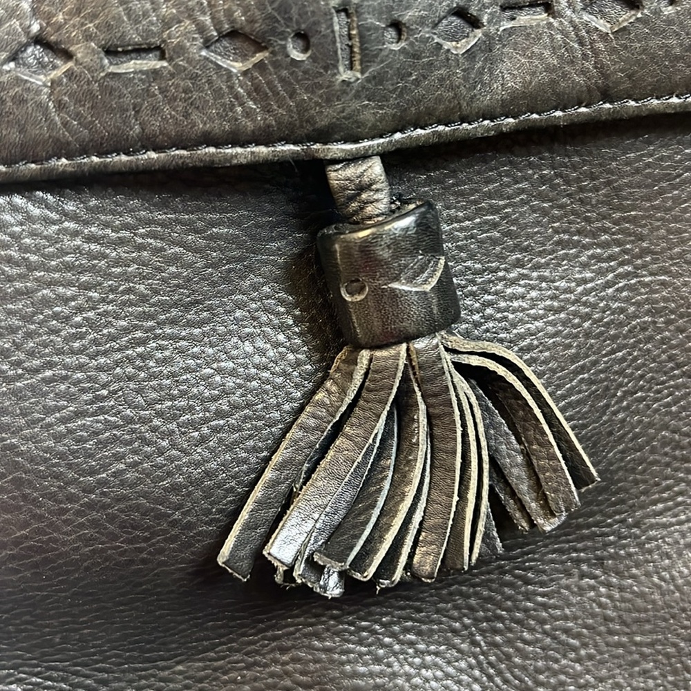 Liz Claiborne Black Pebbled Leather Tassel Crossbody Purse - Picture 4 of 7